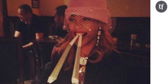 Rihanna se prend en photo avec des joints