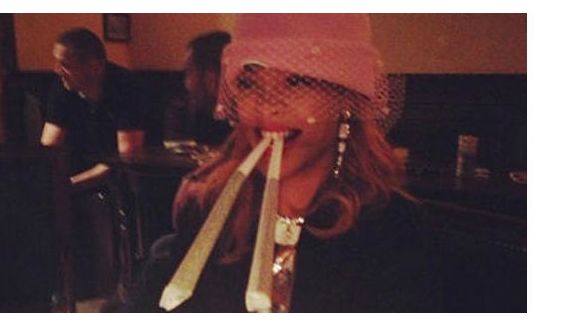 Rihanna se prend en photo avec des joints