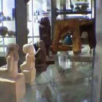 Une statue égyptienne qui bouge toute seule dans un musée - Vidéo