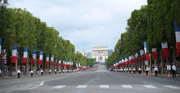 Défilé du 14 juillet 2013 : des jeunes du service civique sur les Champs-Élysées