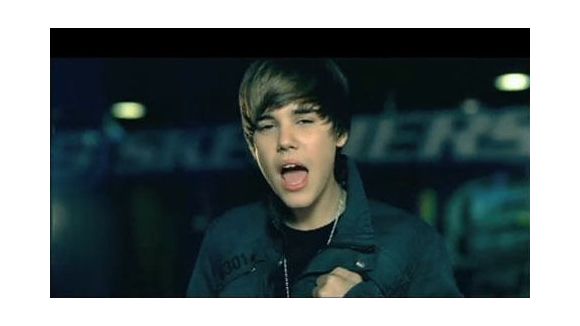 Justin Bieber perd à plusieurs reprises son pantalon sur scène 