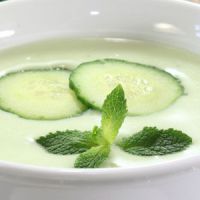 Soupe de concombre à la menthe : une recette express et light pour l'été 