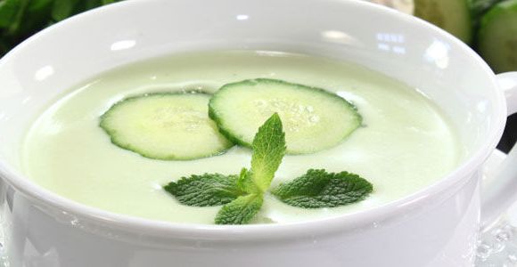 Soupe de concombre à la menthe : une recette express et light pour l'été 