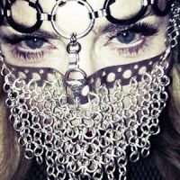 Madonna : sa photo en niqab de fer fait scandale sur la Toile