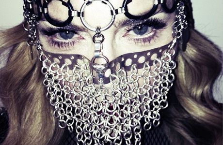 Madonna : sa photo en niqab de fer fait scandale sur la Toile