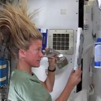 Karen Nyberg montre comment se laver les cheveux dans l’espace