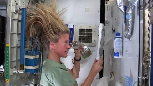 Karen Nyberg montre comment se laver les cheveux dans l’espace