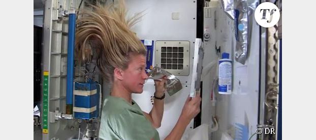 Karen Nyberg montre comment se laver les cheveux dans l’espace