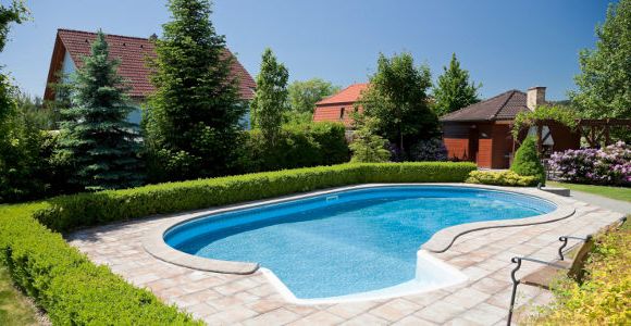 Elle fait diversion nue dans la piscine pendant que son mari détrousse le voisin