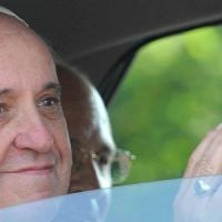 Le pape François pardonne les péchés sur Twitter et roule en Ford