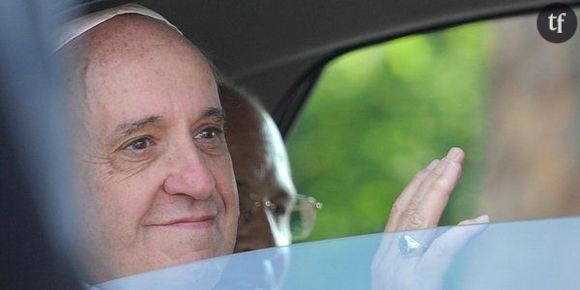 Le pape François pardonne les péchés sur Twitter et roule en Ford