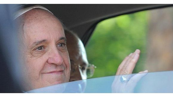 Le pape François pardonne les péchés sur Twitter et roule en Ford