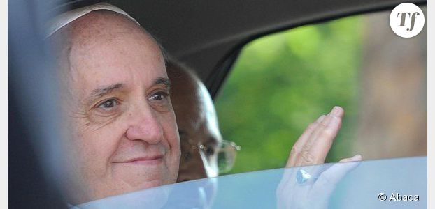 Le pape François pardonne les péchés sur Twitter et roule en Ford