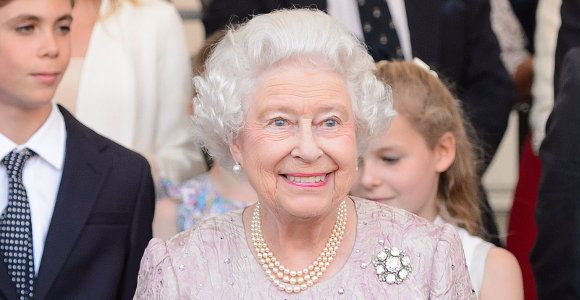 Bébé royal : la Reine Elizabeth s’impatiente