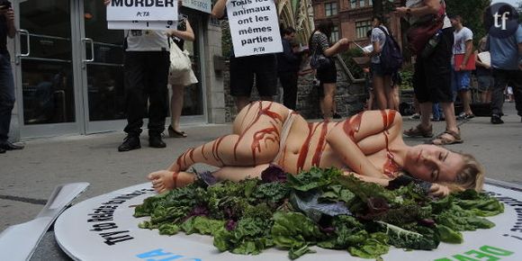 PETA : nue et enduite de sauce barbecue pour défendre les droits des animaux