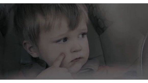 Que se passe-t-il quand on laisse un enfant dans la voiture par plus de 30°C ? - vidéo