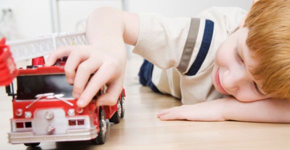 À 5 ans, il prend le métro et le bus seul pour acheter un camion