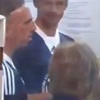 Vidéo : Ribery réclame un enfant plus petit et amuse le web