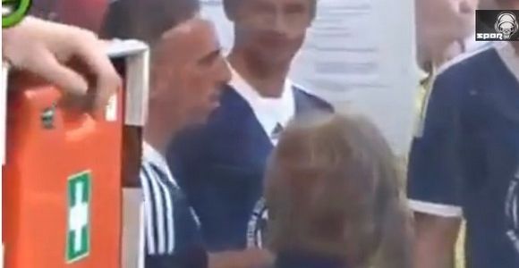 Vidéo : Ribery réclame un enfant plus petit et amuse le web