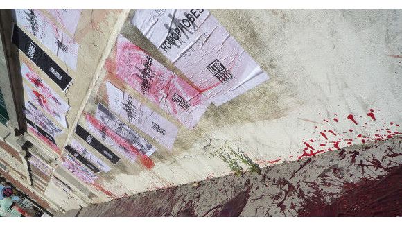 Act Up : des militants versent du faux sang contre la Manif pour Tous