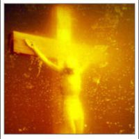 La photo polémique du "crucifix trempé dans l'urine" vandalisée à Avignon