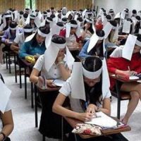 Des étudiants thaïlandais affublés de chapeaux en papier pour éviter la triche