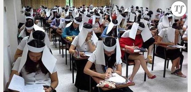 Des étudiants thaïlandais affublés de chapeaux en papier pour éviter la triche