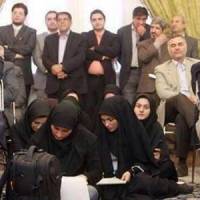 Iran : des photos de femmes journalistes travaillant par terre choquent Twitter