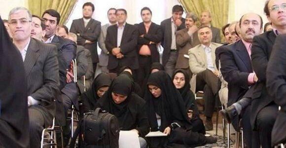 Iran : des photos de femmes journalistes travaillant par terre choquent Twitter