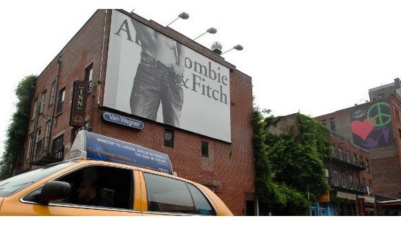 Abercrombie & Fitch poursuivi après avoir licencié une femme voilée