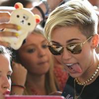 Miley Cyrus et son sexy "Wrecking Ball" plus forts que les One Direction !