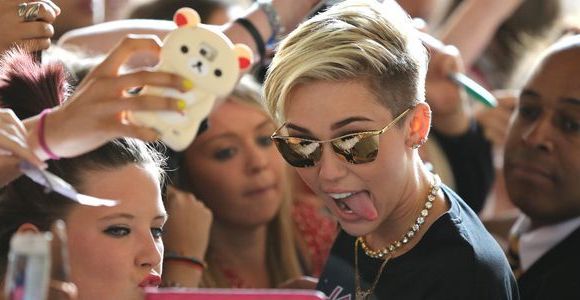 Miley Cyrus et son sexy "Wrecking Ball" plus forts que les One Direction !