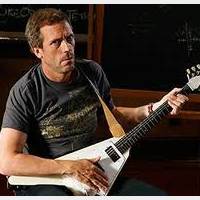 Hugh Laurie : ce soir, Dr House passe sous le microscope de Naulleau et Zemmour
