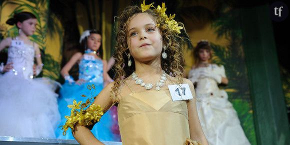 Mini-miss : une mère anglaise défend les concours de beauté pour enfants