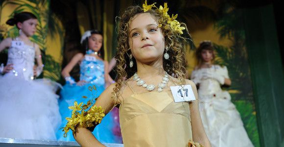 Mini-miss : une mère anglaise défend les concours de beauté pour enfants