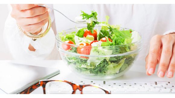 Travailler pendant sa pause-déjeuner n'est pas forcément fatiguant