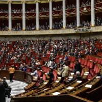 Un député (sexiste et/ou éméché) imite la poule à l'Assemblée - vidéo