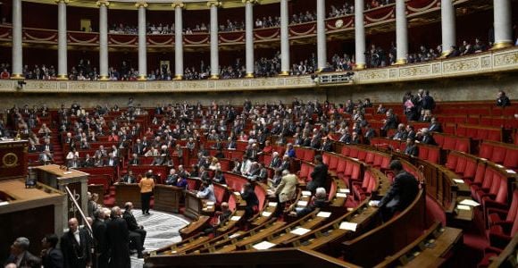 Un député (sexiste et/ou éméché) imite la poule à l'Assemblée - vidéo