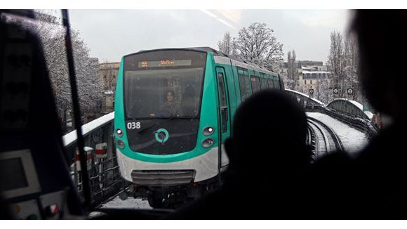 Métro : pourquoi et comment les Parisiens restent calmes, même les jours de grève