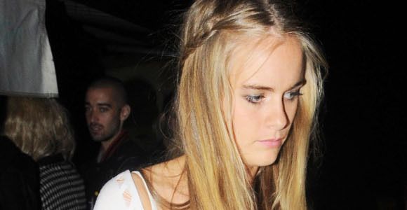 Cressida Bonas : quand la copine du prince Harry jouait les pom-pom girls prostituées - vidéo