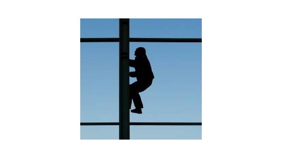 Présidentielle/2012 : il se déclare candidat en escaladant la Mairie de Limoges