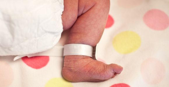 Bébés échangés à la naissance : les mères se retrouvent par hasard 3 semaines après