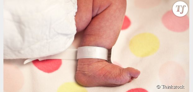 Bébés échangés à la naissance : les mères se retrouvent par hasard 3 semaines après