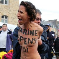 Marine Le Pen bousculée par deux Femen - vidéo