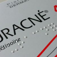 Traitement Roaccutane : faut-il interdire le médicament anti-acné ?