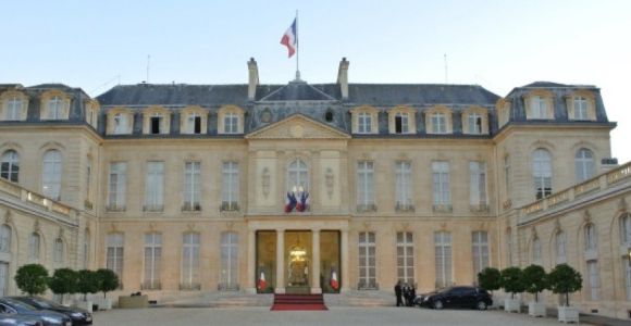 Sarkozy : "Valeurs Actuelles" accuse l'Élysée d'enquêter illégalement sur l'ex-président