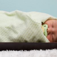 Emmaillotage : dangereux pour les hanches de bébé ? 