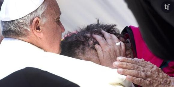 Le pape François embrasse le visage d'un homme défiguré par la maladie