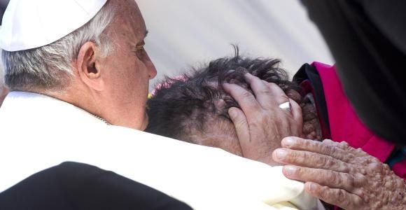 Le pape François embrasse le visage d'un homme défiguré par la maladie 