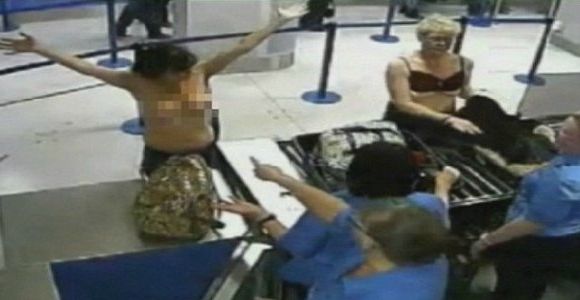 Deux Anglaises condamnées pour avoir montré leurs seins à l'aéroport - vidéo